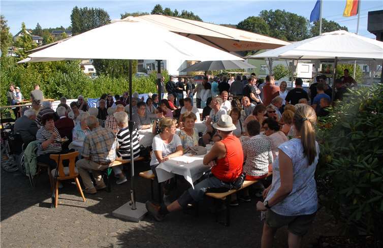 Am Sonntagnachmittag war der Platz vor dem Dorfgemeinschaftshaus voll mit Besuchern.