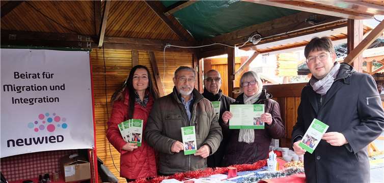 Am „Sozialhäuschen“ auf dem Knuspermarkt im Einsatz für Integration (von links): Integrationsbeauftragte Dilorom Jacka, Raffaele Zampella, stellvertretender Vorsitzender des Migrationsbeirats, die Beiratsmitglieder Cataldo Spitale und Inge Rockenfeller sowie Bürgermeister Michael Mang.privat