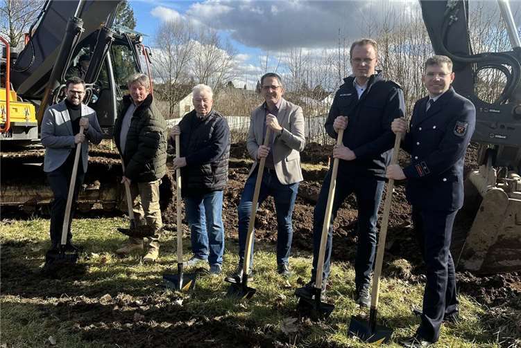 Am Spatenstich nahmen teil (v.l.n.r.) M.Eng. René Schermuly (Architekten Ritz & Losacker), Jörn Wagner (Stv. FBL Natürliche Lebensgrundlagen und Bauen, VG Selters), Bodo Weinmann (Ortsbürgermeister Rückeroth), Oliver Götsch (Bürgermeister der VG Selters), Christian Fein (Stv. Wehrleiter VG Selters) und Markus Thiel (Wehrführer FFW Rückeroth).  Foto: René Weiand/VG Selters