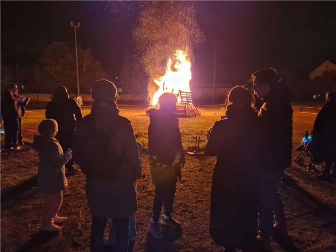 Am Sportplatz der Freiherr-von-Stein-Schule wartete schon das große Martinsfeuer. Fotos: privat