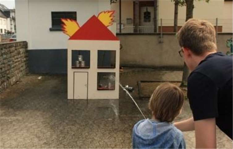 Am Spritzenhäuschen der Jugendfeuerwehr konnte die Brandbekämpfung geübt werden.