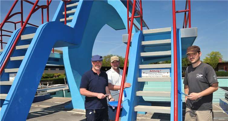 Am Sprungturm wird für frischen Farbglanz gesorgt.
