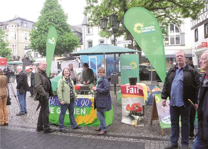 Am Stand der Andernacher Grünen stand Stadtratskandidat Dr. Christoph Henrichsen zum Messerschleifen zur Verfügung. privat