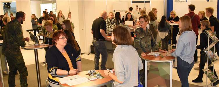 Am Stand der Bundeswehr informierten sich zahlreiche Jugendliche.