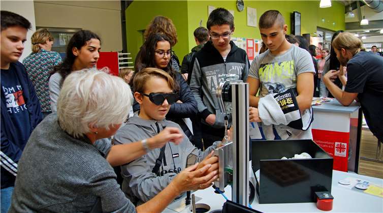Am Stand der Caritas konnten die jungen Leute an einem Blindentisch arbeiten.