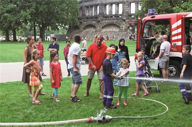 Am Stand der Feuerwache Koblenz Nord konnten sich Kinder selbst als Feuerwehrmann testen.
