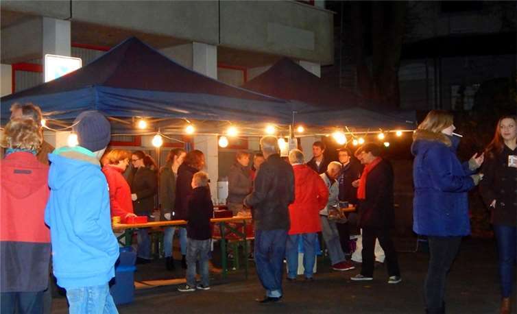 Am Stand der Feuerwehr leißen die Erwachsenen bei einem Glas Glühwein gern den Abend ausklingen.