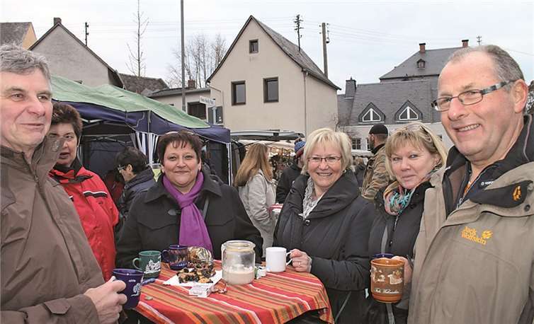 Am Stand der Feuerwehr war mit Glühwein auch für die „innere“ Wärme bestens gesorgt. LP