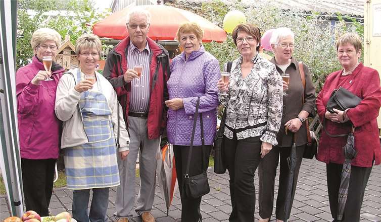 Am Stand der Frauenhilfe wurde in froher Runde ein Glas Sekt getrunken.  Privat