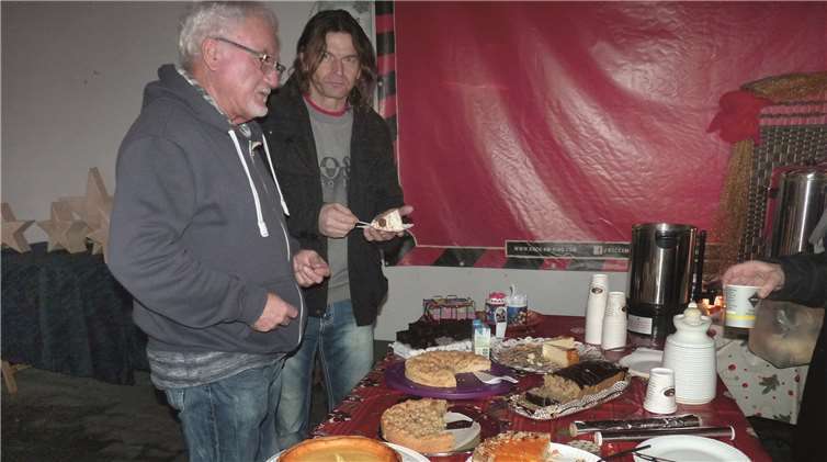 Am Stand der „Interessengemeinschaft für bedürftige Kinder“ gab es unter anderem ein großes Kuchenbüffet.