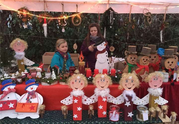 Am Stand der Kaul-Quappen gab es wieder originelle Weihnachtsdekoration und dazu selbst gebackene Waffeln.privat