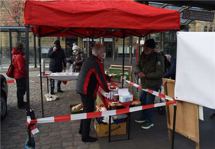 Am Stand der Linken können Hilfsgüter abgegeben werden. Fotos: DIE LINKE. Koblenz