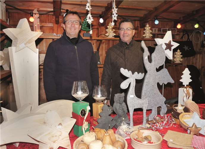 Am Stand der Mendiger Kolpingfamilie stießen die Kunstwerke der Seniorenwerkstatt auf großes Interesse.