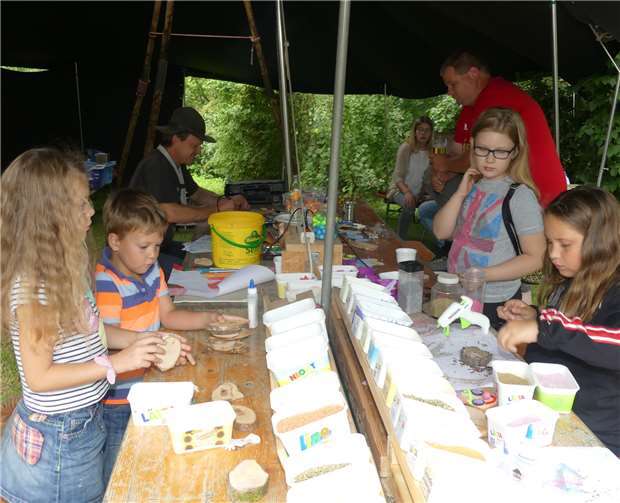 Am Stand der Pfadfinder galt es bei Bastelarbeiten ein geschicktes Händchen zu zeigen.