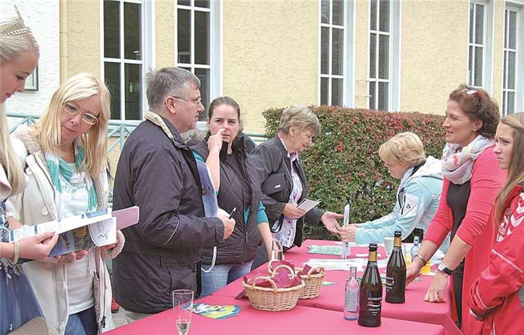 Am Stand der Tourist-Info gaben freundliche Mitarbeiterinnen den Wanderern jede gewünschte Auskunft.