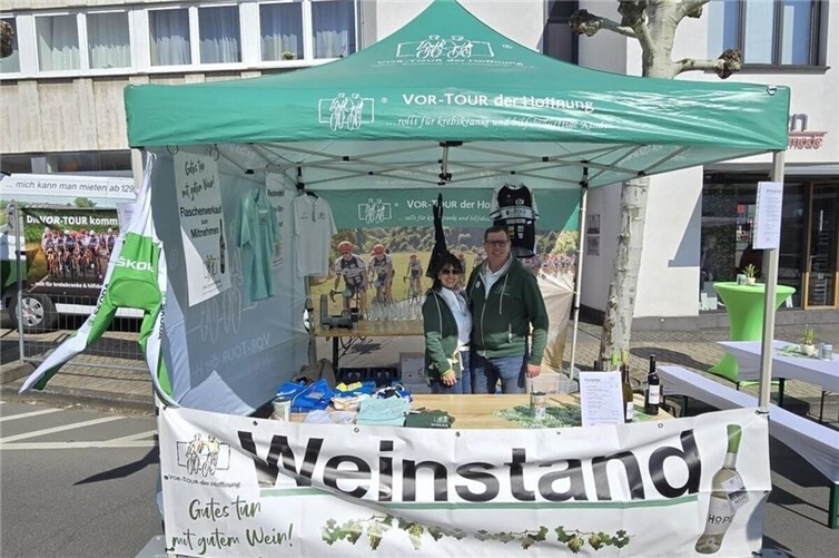 Am Stand der „VOR-TOUR der Hoffnung“ wurde informiert und man konnte mit dem Kauf von „gutem Wein schon vorab Gutes tun“. 