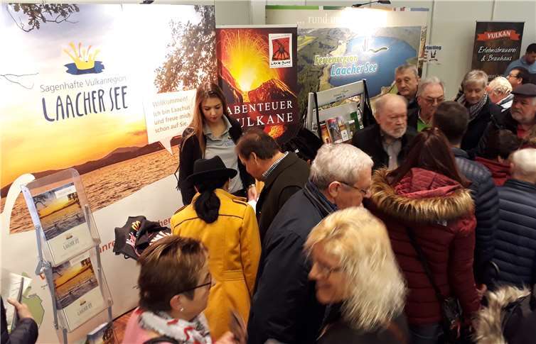 Am Stand der Vulkanregion Laacher See zeigten dieBesucher reges Interesse an den Angeboten. Fotos: Tourist-Info