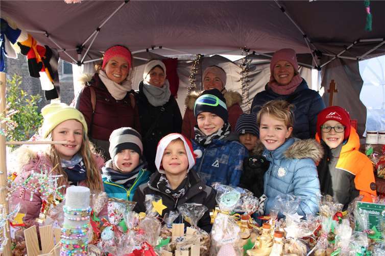Am Stand der katholischen Grundschule Merl gab es hausgemachtes Gebäck und Kreatives aus der schuleigenen Bastelwerkstatt. Fotos: DU