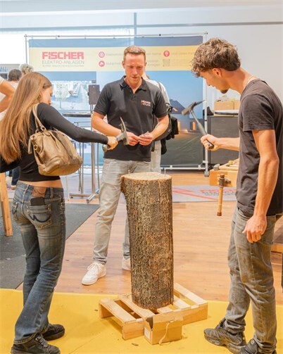 Am Stand des Bauhandwerk Rheinbachs probieren sich Besucher direkt aus. Fotos: WFEG Rheinbach