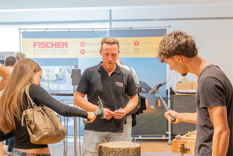Am Stand des Bauhandwerk Rheinbachs probieren sich Besucher direkt aus. Fotos: WFEG Rheinbach