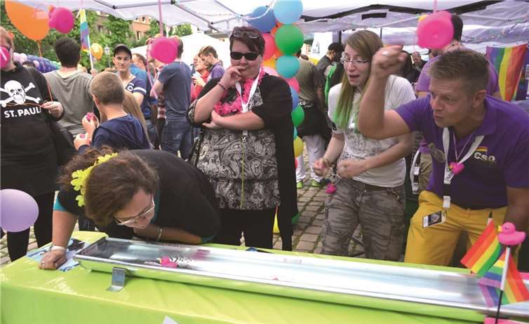 Am Stand des CSD-Fördervereins mussten rosa Entchen durch Pusten in einem Wasserkanal in Zielt gebracht werden.