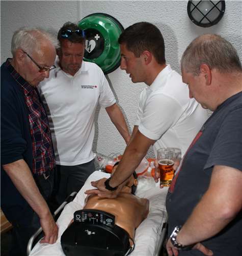 Am Stand des DRK zeigten die engagierten Rettungsassistenten die richtige Vorgehensweise bei einer Wiederbelebung und den Einsatz des neuen Defibrillators. TE