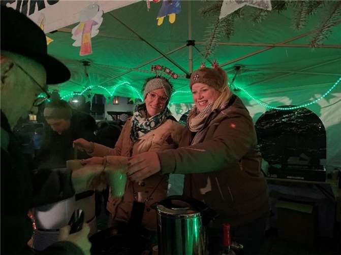 Am Stand des Elternausschusses der Kita Thür auf dem Dorfplatz wurde Apfelpunsch angeboten.  Fotos: privat