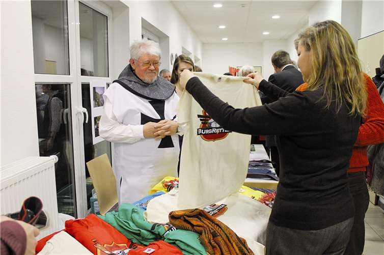 Am Stand des Fördervereins zur Erhaltung der Burg Bischofstein konnten„Burgretter-T-Shirts“, Krawatten und Bücher erworben werden.