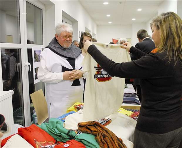 Am Stand des Fördervereins zur Erhaltung der Burg Bischofstein konnten„Burgretter-T-Shirts“, Krawatten und Bücher erworben werden.