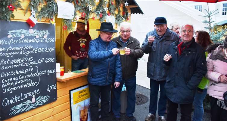 Sieben Stunden Weihnachtsmarkt Am Stand des Freundeskreisesgenossen diese Herrn französische Spezialitäten.