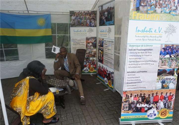 Am Stand des „Inshuti e.V.“ konnte man sich umfassend über die Arbeit des Vereins informieren. Fotos: STUKO