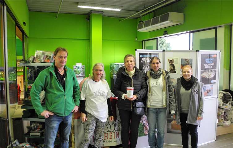 Am Stand des Tierschutzvereins im „Fressnapf“ konnten die Kunden nicht nur eine Spende abgeben, sondern sich auch durch eine Unterschrift für eine Katzenschutzverordnung einsetzen. privat