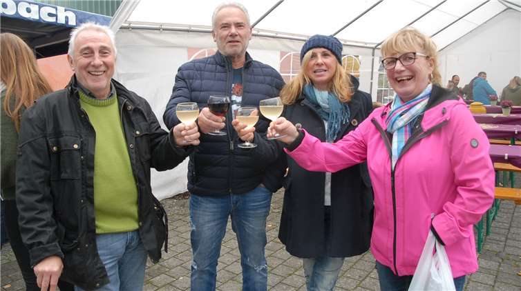 Am Stand des Verkehrs- und Verschönerungsvereins gabes Köstlichkeiten von erlesenen Mittelrhein-Weinsorten.