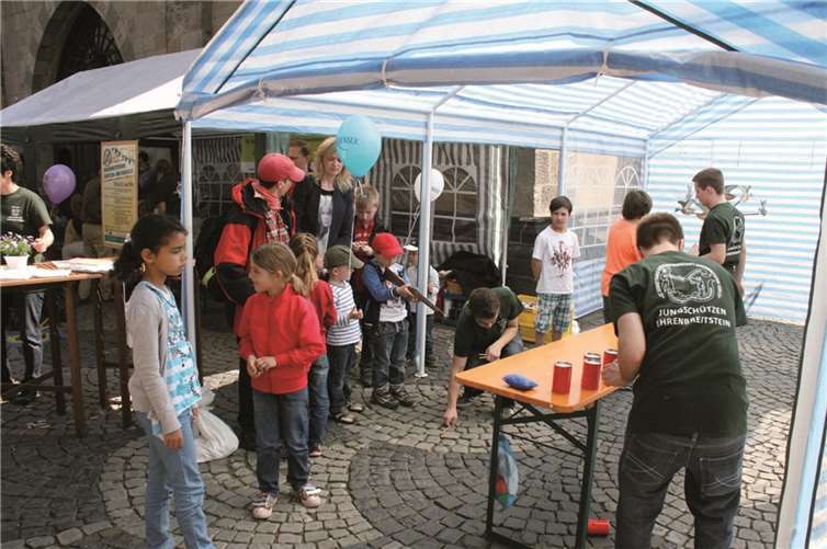 Am Stand ging der Ehrenbreitsteiner Jungschützen ging unter anderem um Zielgenauigkeit beim Dkosenöffnen. privat