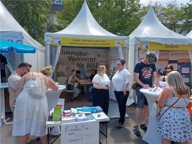 Am Stand konnten Passanten einen Einbürgerungstest machen.  Foto: Torsten Jäger