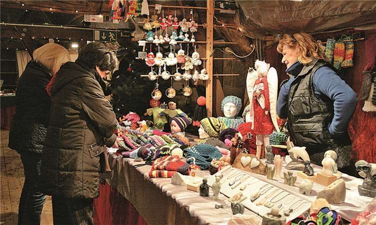 Am Stand von Elke und Franz Eschweiler gab es nicht nur Mützen, Schals und Handschuhe, sondern auch Schmuck aus Speckstein. STEIN