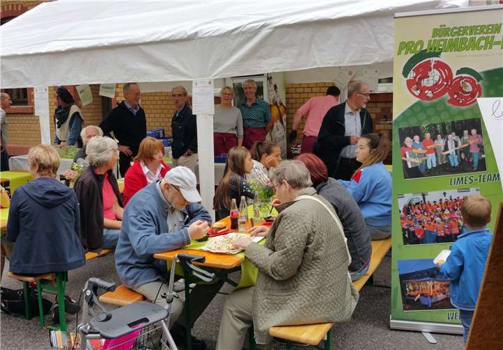 Am Stand von Pro Heimbach-Weis genießen die Besucher die gemütliche Atmosphäre. Bürgergemeinschaft Pro Heimbach-Weis
