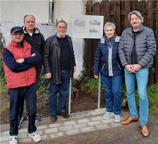 Am Standort der Balmesmühle (in der gleichnamigen Straße am Ende der Sendnicher Straße) wurde die erste Erinnerungstafel aufgestellt. Bodo Wirwohl (li.) stellte seine Arbeit dem Vorstand der BI vor. Quelle: BI Lebenswertes Rübenach