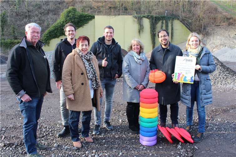 Am Standort für die neue Container-Kindertagesstätte: Bert Bertram, Marco Kriechel, Ingrid-Näkel-Surges, David Fuhrmann, Margot Hess, Adib Sisani, Simone Brandes (v.l.n.r.)