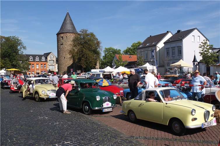 Am Start zur Oldtimer-Orientierungsfahrt der Rheinbach Classics.  Foto: Bernd Birkholz