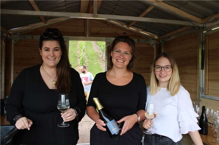Wein, Wandern und Genuss im Einklang Am Startpunkt unweit des Bahnhof Ahrweiler Markt begrüßte unter anderem Carlotta Müller (Burgundia 2019/20, links) die zahlreichen Gäste.