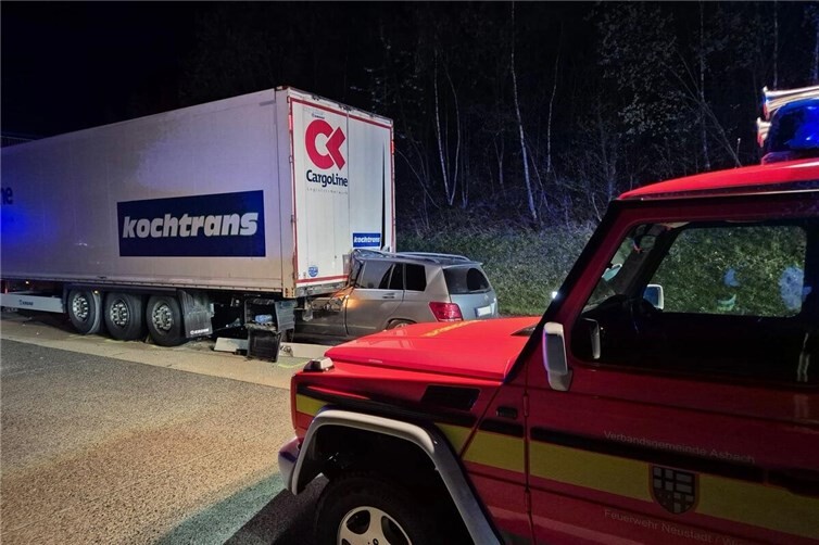 Am Stauende kam es zu einem Unfall: ein PKW fuhr unter einen LKW.