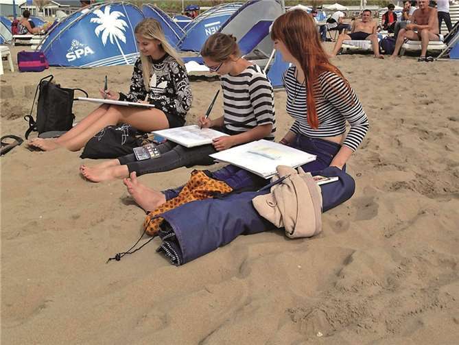 Am Strand entstanden einige schnelle Skizzen. privat