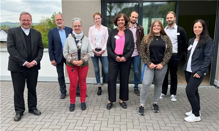 Am „Tag der Arbeit“ sprach Bischof Georg Bätzing (links) in Montabaur mit Mitarbeitenden im Haus am Quendelberg über deren Arbeit in einer Wohneinrichtung für Menschen mit Beeinträchtigung und die Herausforderungen, die sie gerade während der Corona-Pandemie zu meistern haben. Begrüßt wurde der Gast aus Limburg von Caritasdirektor Frank Keßler-Weiß (2. von links) und Andrea Berger (Mitte), Abteilungsleiterin Behindertenhilfe Bildung, Wohnen und Assistenz beim Caritasverband Westerwald-Rhein-Lahn.  Foto: privat