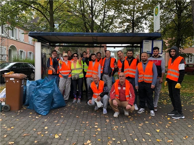 Am Tag der Deutschen Einheit trafen sich bereits zum dritten Mal circa ca. 20 Bürger und Bürgerinnen, einige Kinder und einige Anwohner mit und ohne Migrationshintergrund in der Neuwieder Engerser Landstraße zum Einheitsbuddeln im Rahmen der interkulturellen Woche in Neuwied. Foto: privat