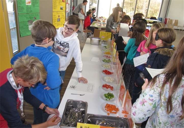 Am „Tag der Schulverpflegung“ beschäftigten sich die Schülerinnen und Schüler mit frischen, vitaminreichen Nahrungsmitteln. GiK