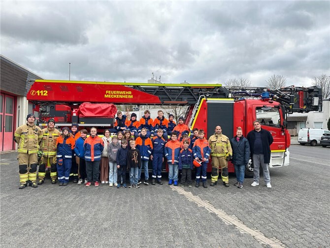 Streit Jugendhilfe unterstützt den Martinszug in Meckenheim mit großzügiger Spende Am Tag der Spendenübergabe fand die jährliche Sammlung der Jugendfeuerwehr für den Martinszug statt.