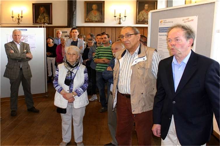 Am Tag der Städtebauförderung war Norman Kratz (re.) bei sanierungswilligen Altstädtern ein gefragter Gesprächspartner.DL