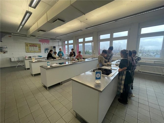 Am Tag der offenen Tür sollen die Besucher die Realschule plus Niederzissen im realistischen Alltag kennenlernen.  Foto: privat