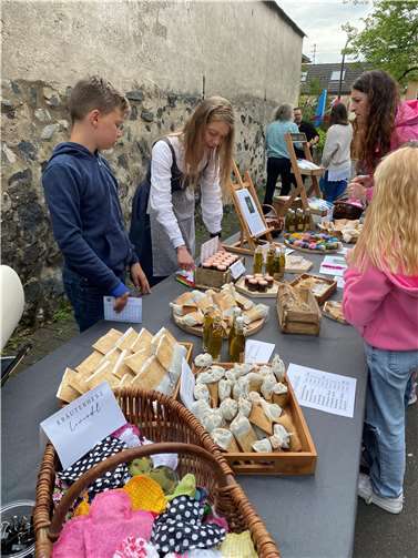 Am Tag des Festes herrschte auf dem Schulhof ein buntes Treiben, bei dem gemeinsam gespielt, gelacht und geschlemmt wurde.
